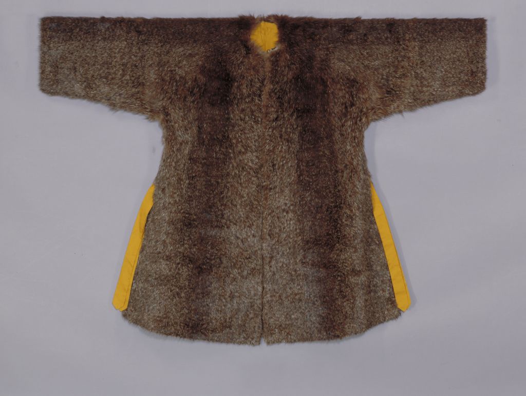 图片[1]-Yellow dark Longjiang silk black fox leather end shield-China Archive